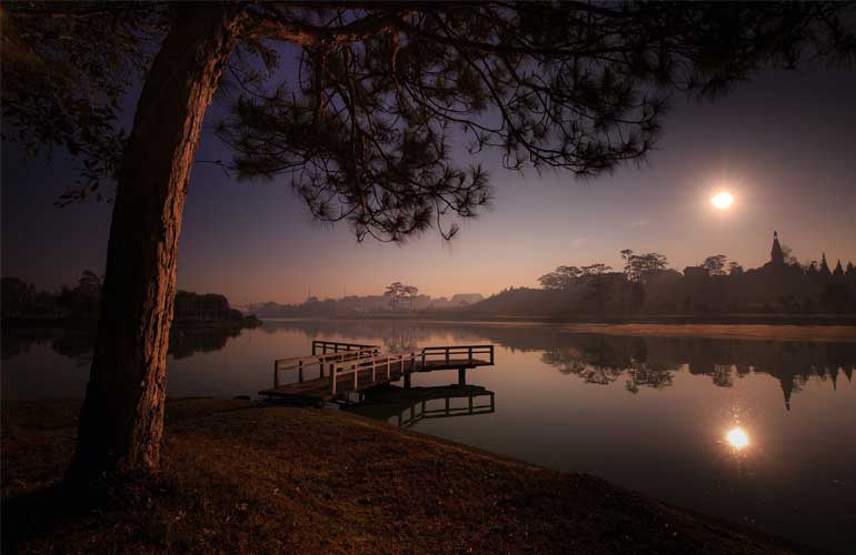 Xuan Huong lake at night