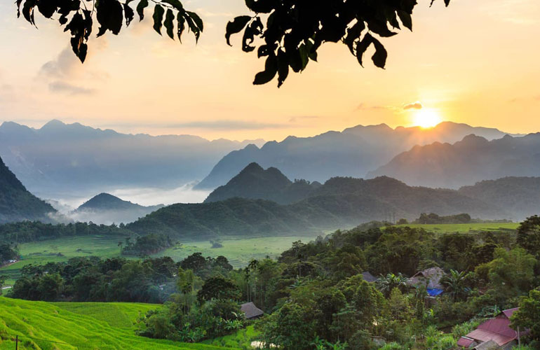 Sunrise in Pu Luong