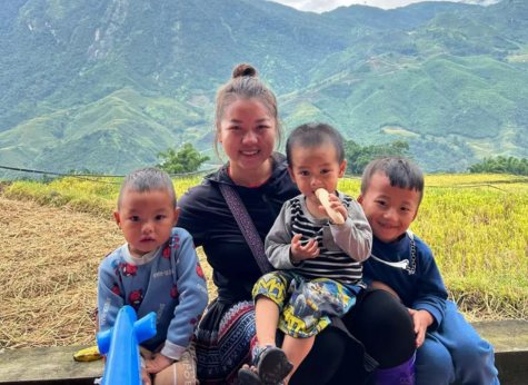 Locals in Sapa is greeting tourists