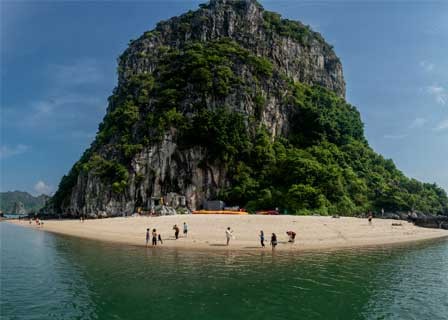 BAI TU LONG BAY – THIEN CANH SON CAVE – HALONG PORT - HANOI (B, L)